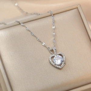 Elegante collana a cuore in argento con pendente in zircone in scatola dorata