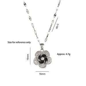 Collier en acier titane avec pendentif camélia en émail noir et pétales de zircon blanc