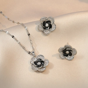 Parure De Bijoux Fleur De Camélia Élégante Pour Femmes Collier Avec Pendentif En Acier Inoxydable Zircon Et Boucles D'oreilles