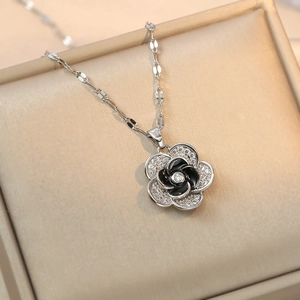 Collier avec pendentif fleur de camélia et zircons dans un coffret cadeau de luxe