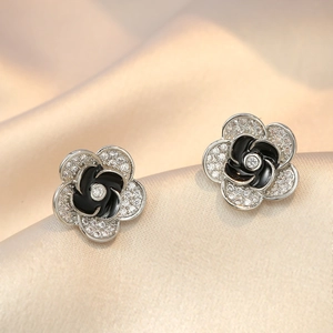Boucles d'oreilles camélia élégantes avec zircons étincelants et détails en émail noir