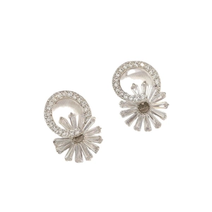 Boucles d'oreilles soleil élégantes en argent avec zircons ronds et rectangulaires