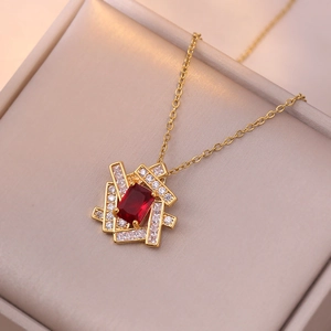 Schicke Gold-Titan-Halskette mit geometrischem Anhänger und rotem Zirkon-Edelstein
