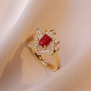 Verstellbarer goldener geometrischer Ring mit großem rotem Zirkon und klaren Steinen