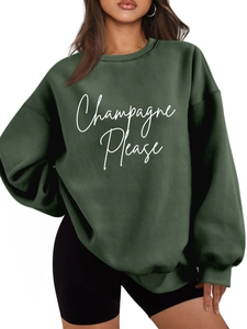 Dettaglio felpa oversize verde scuro con stampa testuale bianca Champagne Please