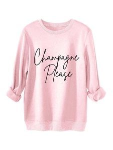 Dettaglio di una felpa in pile rosa chiaro con scritta Champagne Please e polsini a coste