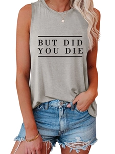Détail du débardeur gris BUT DID YOU DIE avec un short en jean pour femmes