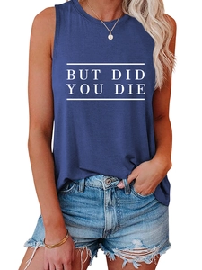 Détail d'un débardeur bleu marine avec imprimé BUT DID YOU DIE et short en jean effiloché