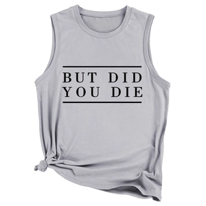 Détail du débardeur gris sans manches avec texte BUT DID YOU DIE et nœud latéral chic