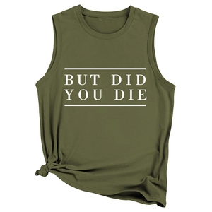 Détail du débardeur vert armée avec impression de texte blanc et nœud élégant à l'ourlet