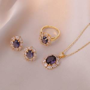 Set gioielli eleganti in zircone viola con collana dorata anello e orecchini su seta