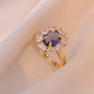 Anello dorato regolabile con gemma viola ovale e design a corona di fiori in zirconi