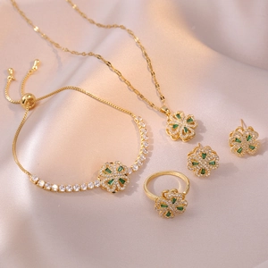 Elegantes vergoldetes Kleeblatt-Schmuckset mit grünen Steinen und Zirkonia