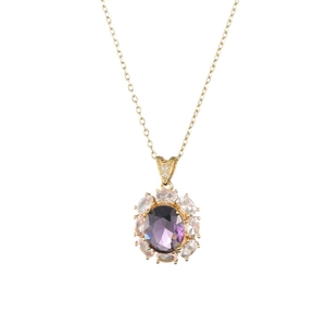 Collier en or avec pendentif ovale en pierre violette et entourage de zircons blancs