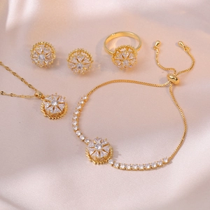Exquisites vergoldetes Schmuckset mit funkelnden Zirkonia-Blumen auf rosa Seide