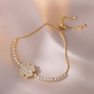 Elegante bracciale a quadrifoglio dorato con zirconi su seta champagne