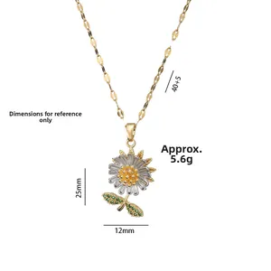 Vue macro du pendentif tournesol avec feuilles de zircon et détail de la chaîne dorée