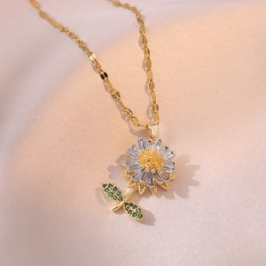 Collier avec pendentif tournesol rotatif en acier titane et feuilles en zircon vert