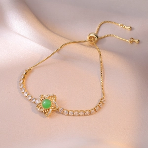 Bracelet fleur doré avec pierre précieuse vert émeraude et fermoir réglable