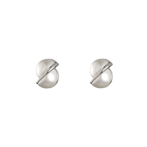 Boucles d'oreilles boules minimalistes en argent S925 avec barre diagonale sur fond blanc