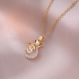 Vue macro du pendentif sac à monnaie doré avec œil de chat et détails en cristaux