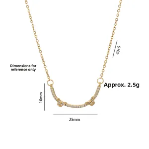 Détail d'un collier en titane doré avec pendentif sourire en zircon et ses dimensions