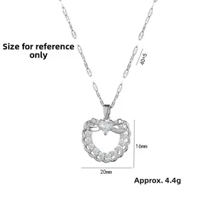 Détail du collier cœur en argent avec zircons pavés et pendentif ajouré de 20mm