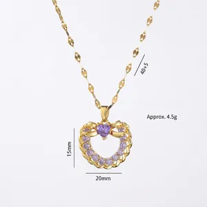 Collier cœur doré avec cristal violet et pendentif nœud sur un fond blanc neutre