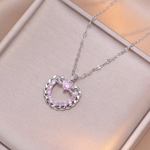 Vue macro du collier cœur en argent avec pierres roses et pavé de zircons étincelants