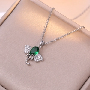 Elegante ciondolo a forma di elefante in argento con zircone verde smeraldo a goccia