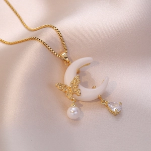 Collier céleste doré élégant avec croissant de lune, papillon, perle et breloque en zircon