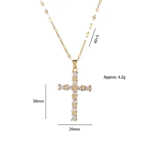 Goldene Kreuzkette mit funkelnden Zirkonia-Steinen und flachen Metallkettengliedern