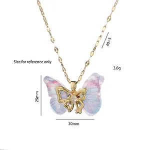 Zarte goldene Schmetterlingskette mit violettem Tüll-Farbverlauf und kleinen Kristallen