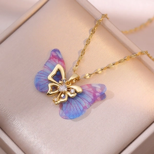 Detailaufnahme der Schmetterlingsflügel aus Stoff am Goldcollier mit Zirkonia-Stein