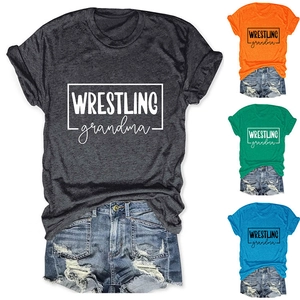 Ensemble t-shirts Wrestling Grandma en quatre couleurs avec shorts en jean déchirés à plat