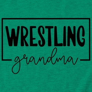 Gros plan sur l'imprimé texte WRESTLING grandma sur un t-shirt vert à col rond