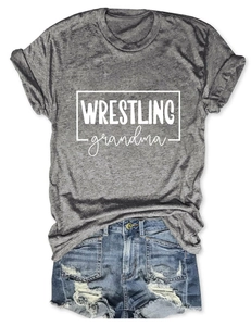 Vue à plat du t-shirt gris Wrestling Grandma avec un short en jean déchiré sur fond blanc