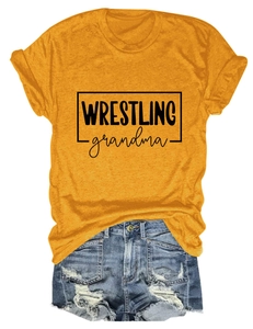 Détail du t-shirt jaune col rond avec imprimé Wrestling Grandma et short en jean délavé