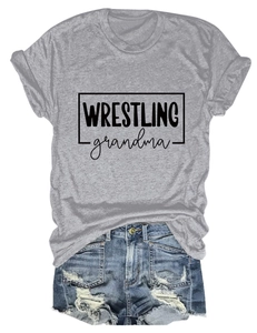 Tenue décontractée t-shirt Wrestling Grandma gris et short en jean bleu délavé