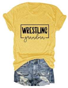 Ensemble t-shirt jaune gingembre Wrestling Grandma et short en jean déchiré à plat