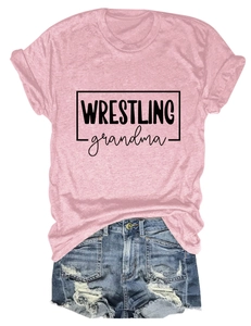 Détail du t-shirt rose Wrestling Grandma assorti à un short en jean bleu délavé