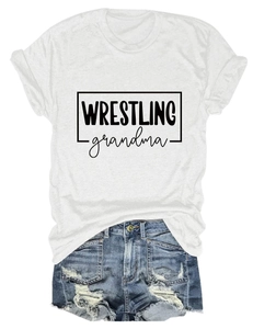 T-shirt en coton blanc avec imprimé et short en jean déchiré présentés à plat