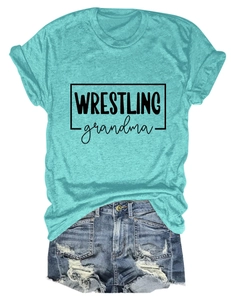 Mise à plat d'un t-shirt sarcelle Wrestling Grandma et d'un short en jean usé