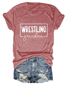 Détail du t-shirt Wrestling Grandma rouge chiné avec un short en jean bleu délavé