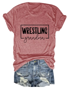 T-shirt bordeaux Wrestling Grandma et short en jean vieilli sur fond blanc