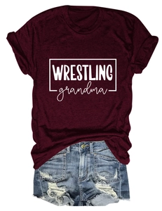 Détail du t-shirt bordeaux Wrestling Grandma avec short en jean au style usé