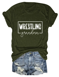 Détail d'un t-shirt vert militaire avec imprimé WRESTLING grandma blanc et short en jean
