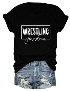 Détail de l'imprimé Wrestling Grandma sur t-shirt noir et short en jean avec trous