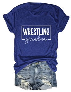 Vue à plat du t-shirt bleu marine Wrestling Grandma avec short en jean usé