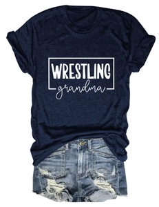 T-shirt bleu marine Wrestling Grandma avec short en jean vieilli sur fond blanc uni